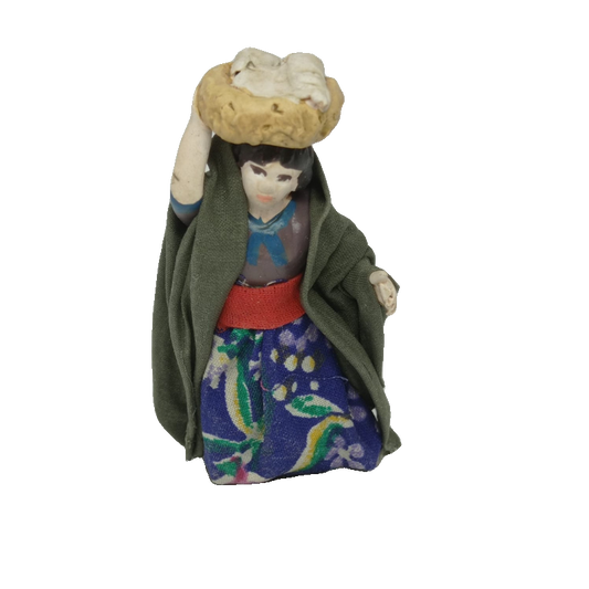 SIG.RA C/CESTO SUL CAPO CM7 VESTITO